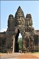 On accède au complexe d'Angkor Thom, qui date du XII ème siècle, par Cinq portes monumentales. (22)